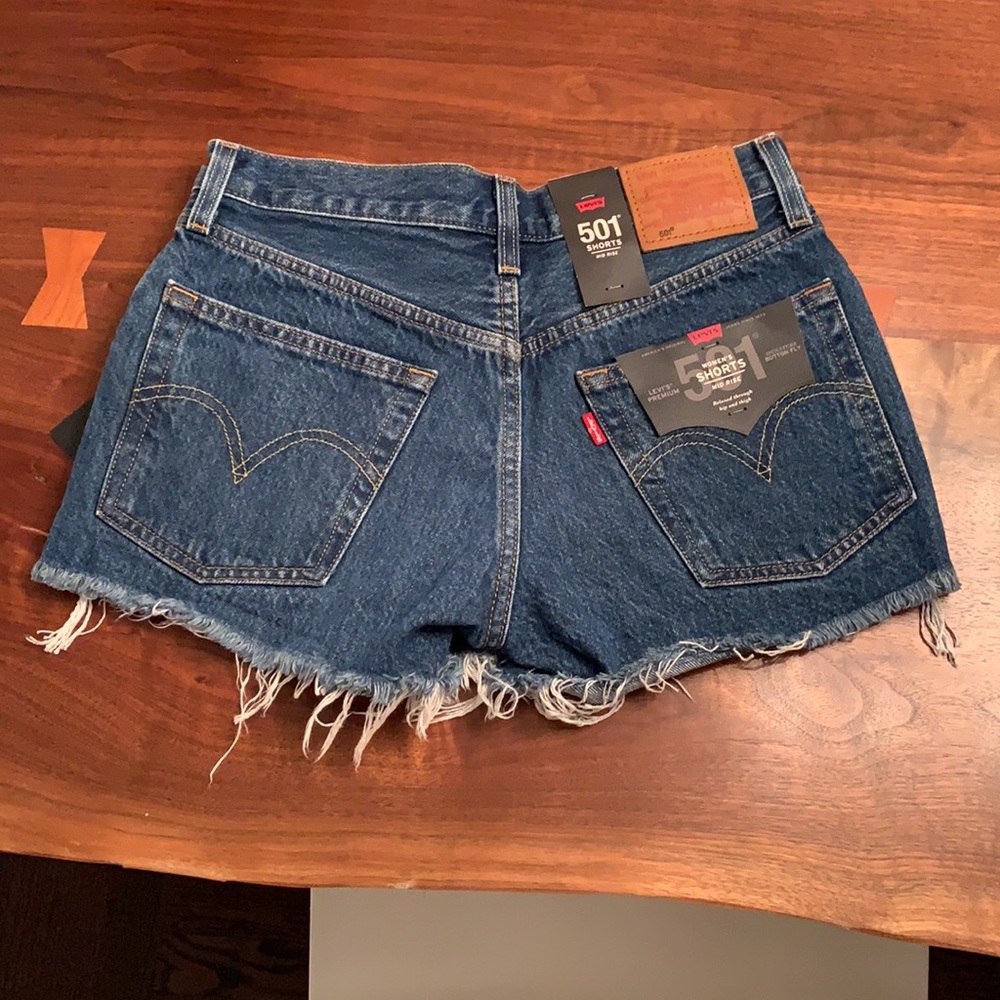 Levi’s Premium Mid Rise Shorts - Picture 3 of 4